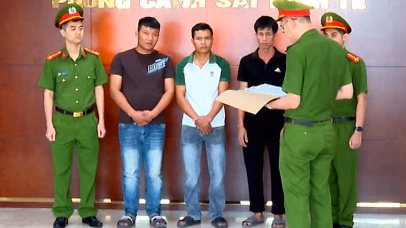 Công an thi hành quyết định khởi tố vụ án, các bị can có hành vi vi phạm pháp luật.
