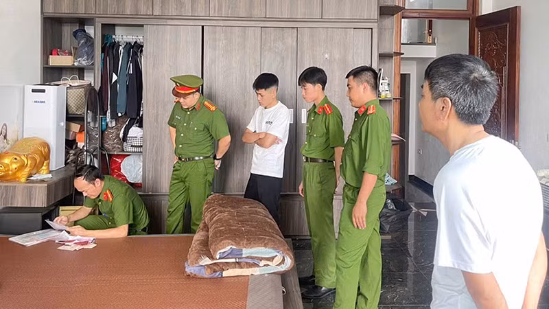 Công an khám xét nơi ở của đối tượng tham gia cá cược bóng đá. (Ảnh: Công an Thanh Hóa)