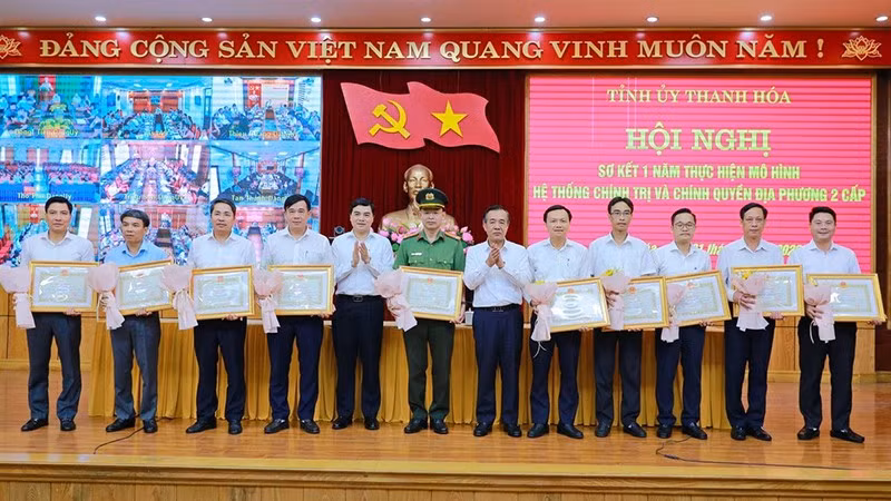 Lãnh đạo tỉnh Thanh Hóa trao tặng Bằng khen cho các tập thể có thành tích xuất sắc.