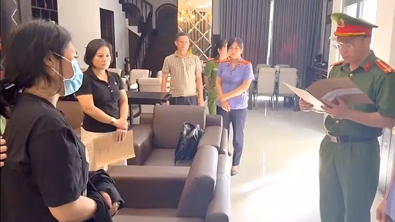 Cơ quan chức năng thi hành lệnh khám xét khẩn cấp đối với Lê Thị Thảo.