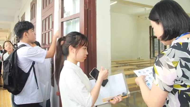 Thí sinh Thanh Hóa làm thủ tục dự thi.