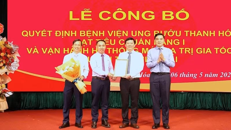 Lãnh đạo tỉnh Thanh Hóa trao quyết định đạt chuẩn hạng I cho Bệnh viện Ung bướu.
