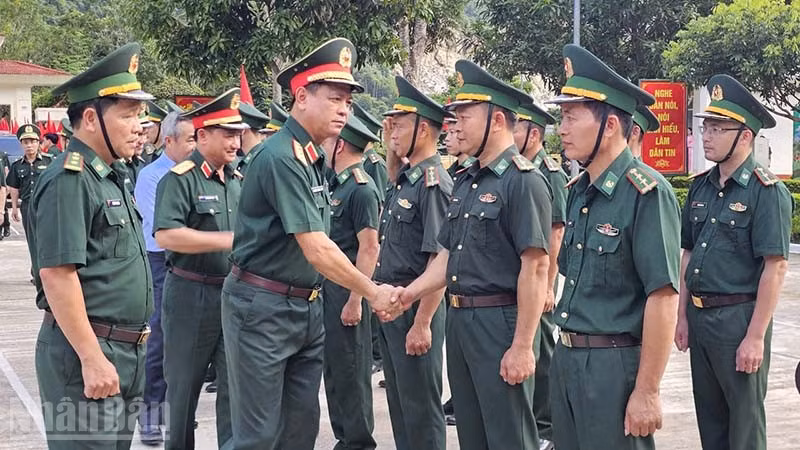 Thứ trưởng Bộ Quốc phòng thăm lực lượng vũ trang ở các xã biên giới tỉnh Thanh Hóa. (Ảnh: MAI LUẬN)