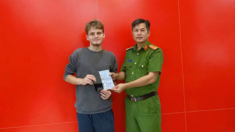 Công an phường Hạc Thành giao trả tài sản cho người nước ngoài.