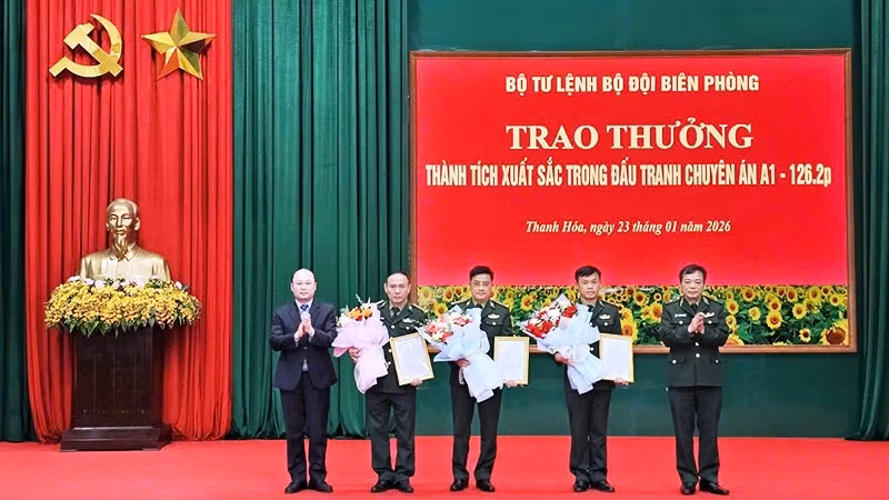 Lãnh đạo Bộ Tư lệnh Biên phòng trao thưởng cho các tập thể lập công.