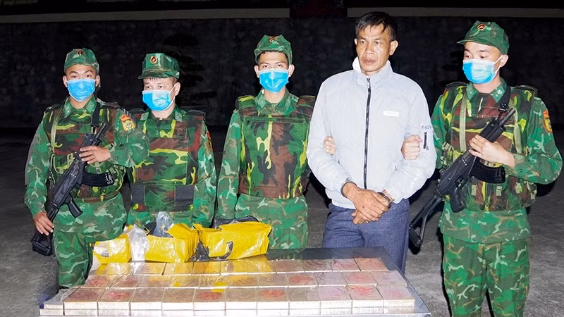 Bộ đội Biên phòng bắt giữ đối tượng cùng ma túy tang vật.