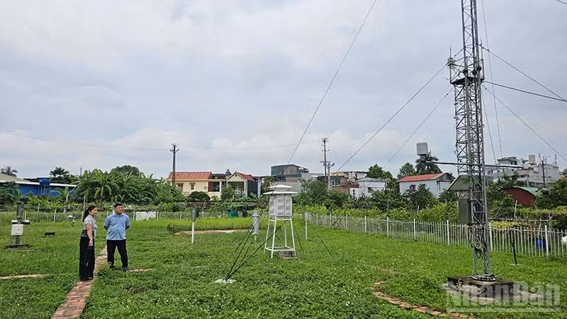 Nhân lực kiểm tra thiết bị phục vụ thu thập thông tin dự báo thời tiết ở Đài khí tượng thủy văn tỉnh Thanh Hóa. (Ảnh: MAI LUẬN) 