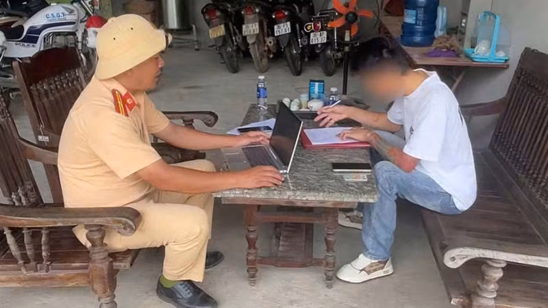 Cảnh sát giao thông làm việc, xác minh hành vi vi phạm của người điều khiển phương tiện. (Công an Thanh Hóa)