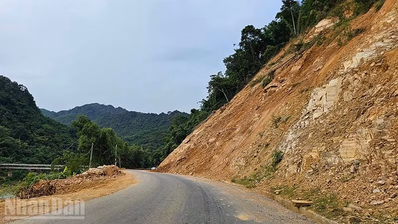 Ta-luy dương bên Quốc lộ 217 tiếp tục sạt lở ở xã Trung Hạ, tỉnh Thanh Hóa. (Ảnh: MAI LUẬN)