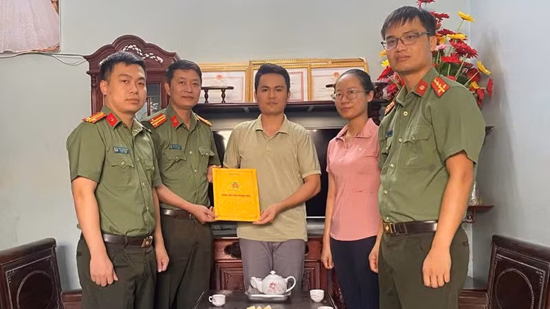 Công an Thanh Hóa trao quà, chia sẻ khó khăn với gia đình đồng đội.