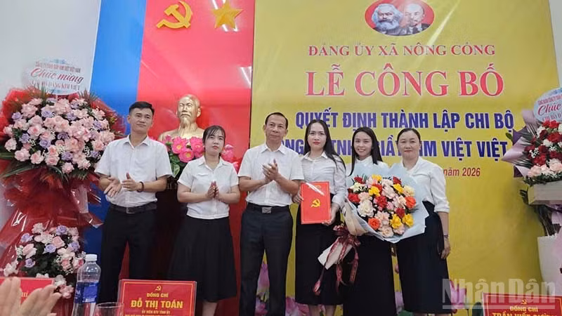 Bí thư Đảng ủy xã Nông Cống trao quyết định thành lập cho Chi bộ Đảng trong doanh nghiệp FDI. (Ảnh: MAI LUẬN)
