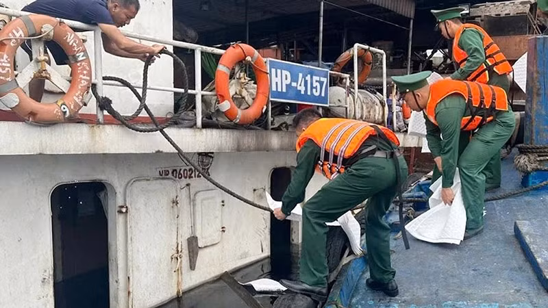 Bộ đội Biên phòng quây phao, thả tấm thấm dầu loang.