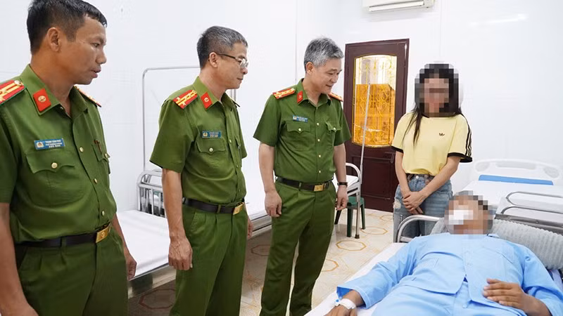 Công an tỉnh Thanh Hóa thăm đồng đội bị thương trong thực thi nhiệm vụ.