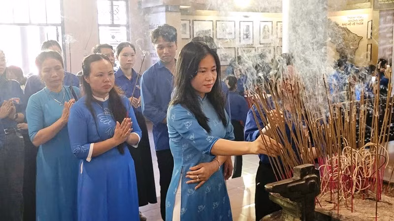 Các tầng lớp nhân dân dâng hương tưởng niệm Bác Hồ.
