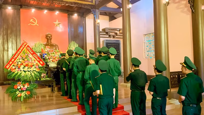 Lực lượng vũ trang Thanh Hóa dâng hương tưởng niệm Bác Hồ.