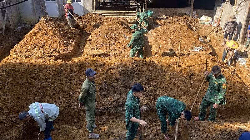 Lực lượng vũ trang trợ giúp hộ dân ở Thanh Hóa đào móng, xây dựng nhà ở.