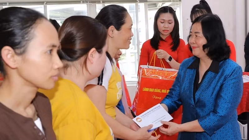 Chủ tịch Ủy ban Trung ương Mặt trận Tổ quốc Việt Nam trao tặng quà cho công nhân ở Thanh Hóa.