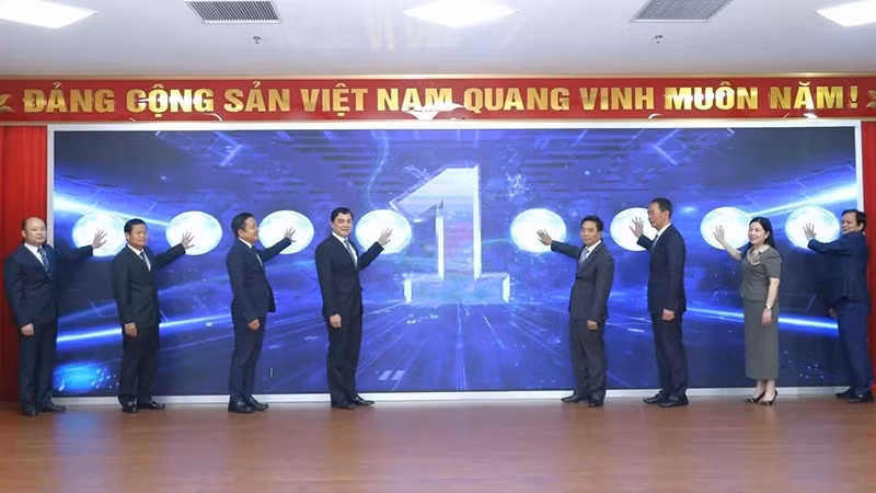 Các đại biểu vận hành Trung tâm giám sát, điều hành thông minh Thanh Hóa.