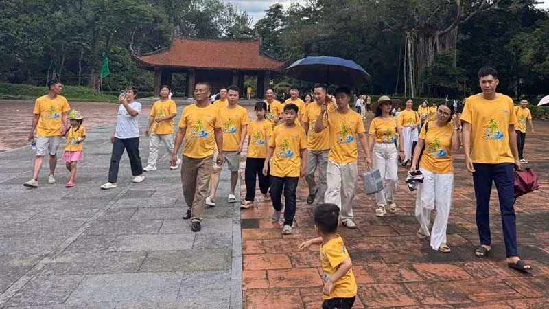 Du khách tham quan Di tích Lam Kinh. (Ảnh: Ban quản lý di tích)