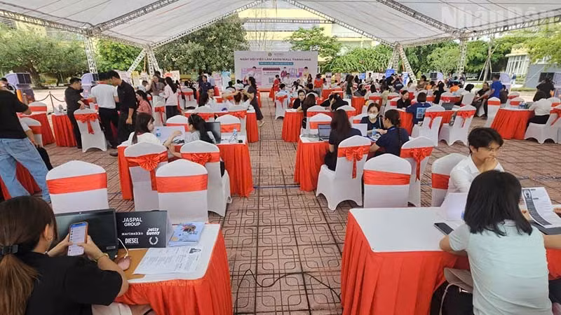 Quang cảnh ngày hội việc làm. (Ảnh: MAI LUẬN)