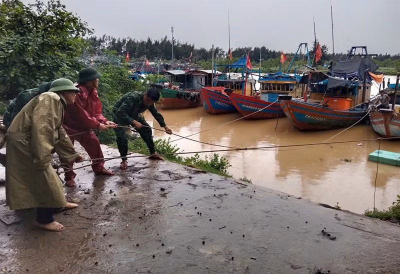 Lực lượng vũ trang Thanh Hóa buộc chắc các phương tiện, bảo đảm tránh đứt dây neo, hạn chế va đập, phòng chống cháy nổ tại âu tránh trú bão.