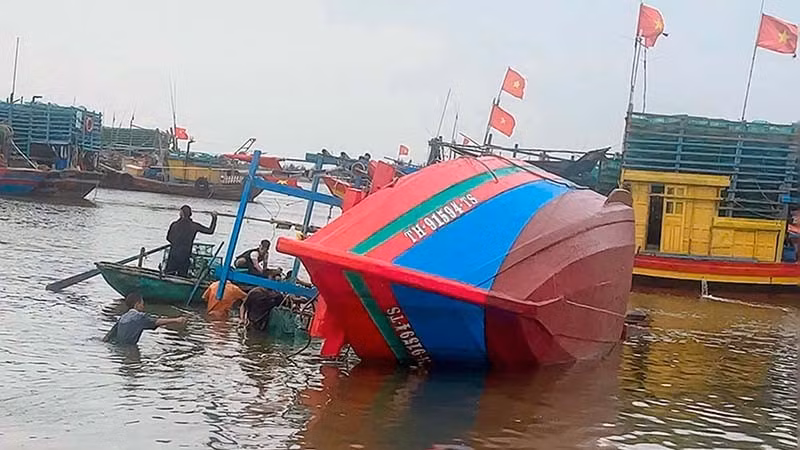 Nhân dân cùng Bộ đội Biên phòng cứu hộ tàu cá bị chìm cho chủ sở hữu phương tiện. (Ảnh: Bộ đội Biên phòng Thanh Hóa)