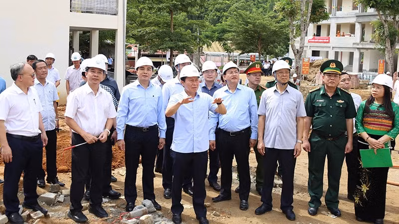 Phó Thủ tướng Chính phủ kiểm tra, trao đổi bảo đảm tiến độ, chất lượng xây dựng trường liên cấp ở Yên Khương, tỉnh Thanh Hóa.