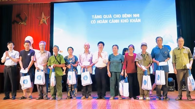 Ban Tổ chức trao tặng quà cho các gia đình có hoàn cảnh khó khăn.