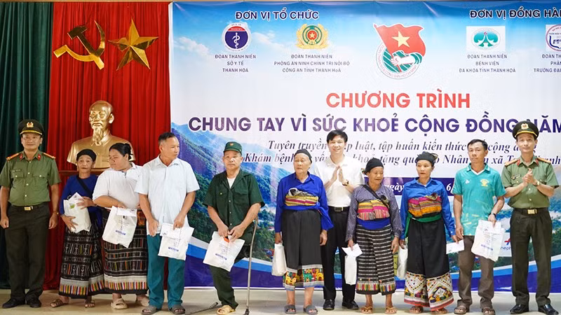 4-tang-qua-gia-dinh-chinh-sach-nguoi-co-cong.jpg