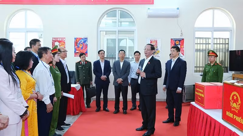 Phó Chủ tịch Quốc hội Trần Quang Phương kiểm tra điều kiện phục vụ bầu cử ở phố Bình Minh, phường Hạc Thành, tỉnh Thanh Hóa.