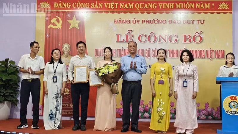 Đảng ủy phường Đào Duy Từ trao quyết định thành lập Chi bộ và chỉ định nhân sự chủ chốt của chi bộ trong doanh nghiệp FDI. (Ảnh: MAI LUẬN)