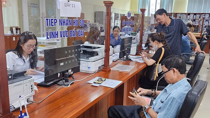 Người dân làm thủ tục hành chính liên quan đất đai ở phường Hạc Thành.