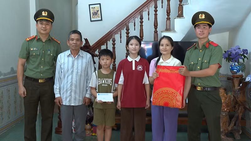 3-tang-qua-gia-dinh-liet-si-vi-van-luan.jpg