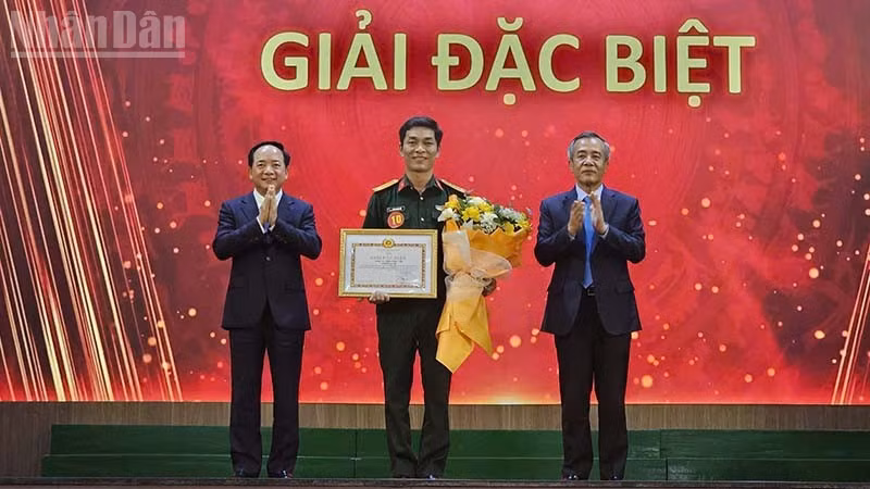 Lãnh đạo Ban Tuyên giáo Trung ương và tỉnh Thanh Hóa trao giải đặc biệt cho Đại tá Trịnh Xuân Việt. (Ảnh: MAI LUẬN)