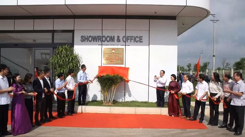 Các đại biểu thực hiện nghi thức gắn biển công trình chào mừng Đại hội đại biểu toàn quốc Mặt trận Tổ quốc Việt Nam.