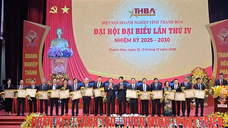 4-bang-khen.jpg