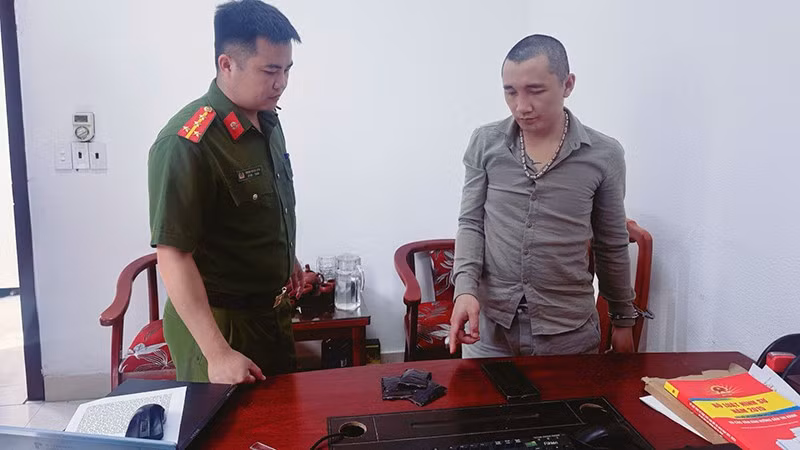 Đối tượng Đỗ Hải Sơn khai nhận với Công an trong 3 túi ni-lông có chứa ma túy.