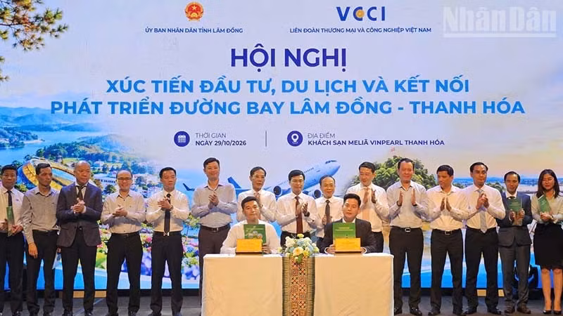 Doanh nghiệp tỉnh Thanh Hóa và Lâm Đồng ký thỏa thuận hợp tác cùng phát triển. (Ảnh: Mai Luận)