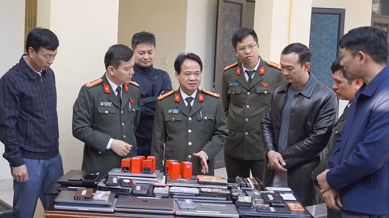 Lãnh đạo Công an tỉnh Thanh Hóa trao chỉ đạo điều tra, đấu tranh với tội phạm trên môi trường mạng.