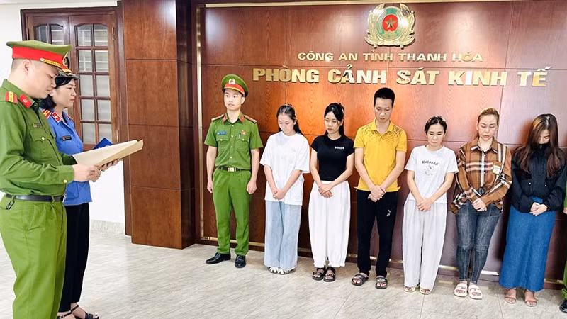Cơ quan chức năng tỉnh Thanh Hóa thi hành quyết định khởi tố vụ án, bị can.