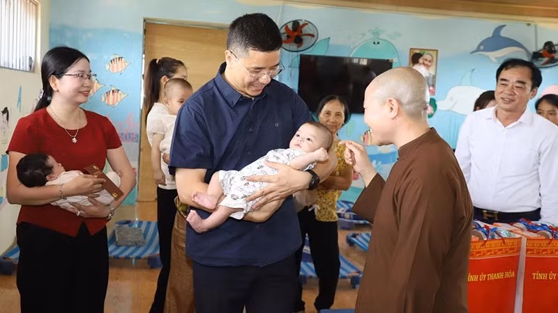 Lãnh đạo tỉnh Thanh Hóa thăm trẻ em có hoàn cảnh đặc biệt đang được cơ sở từ thiện nuôi dưỡng.