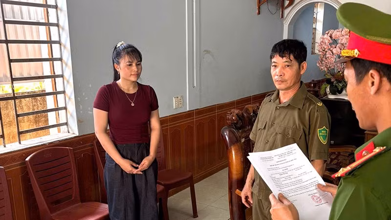 Công an thi hành quyết định khởi tố bị can.