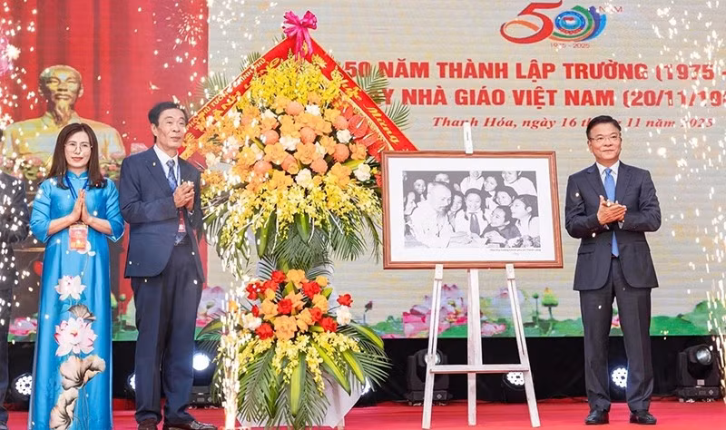 Phó Thủ tướng Chính phủ tặng ảnh "Bác Hồ với học sinh" và hoa chúc mừng Trường trung học phổ thông Hàm Rồng.