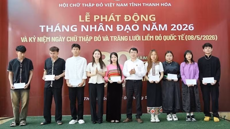 3-trao-qua-cho-sinh-vien.jpg