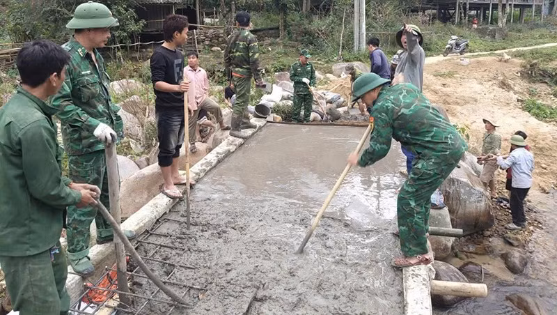 Bộ đội Biên phòng tham gia làm cầu, đường ở bản Co Cài, xã Trung Lý, tỉnh Thanh Hóa.