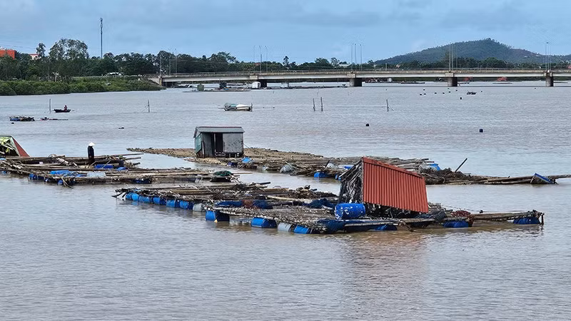 Bè nuôi thả thủy sản trên sông Bạng, phường Hải Bình, tỉnh Thanh Hóa.