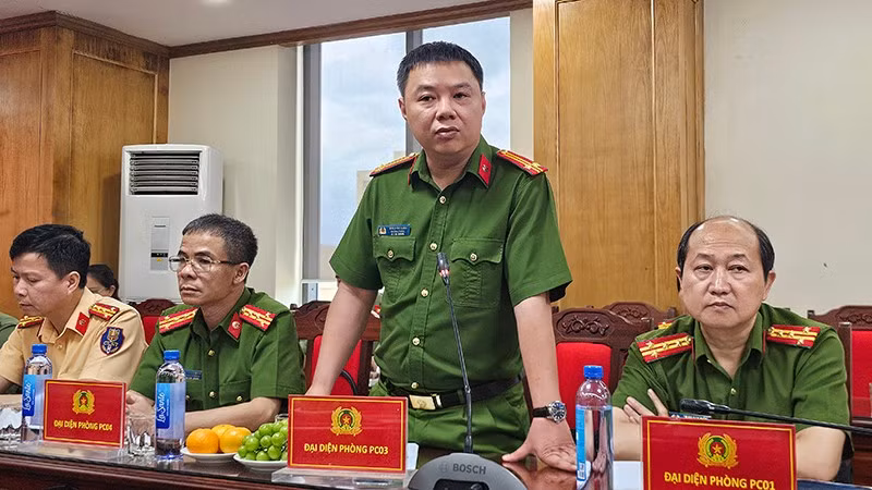 Đại diện cơ quan Công an thông tin thêm vụ buôn lậu tại buổi họp báo.