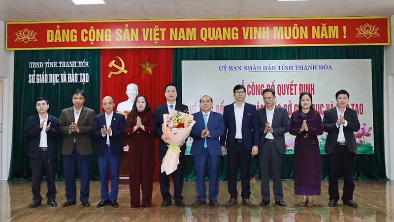 Đại diện Sở Giáo dục và Đào tạo Thanh Hóa tặng hoa chúc mừng tân giám đốc Sở.