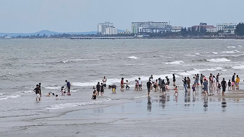 Một góc bãi biển cùng cơ sở lưu trú ở Khu du lịch biển Hải Tiến, tỉnh Thanh Hóa.