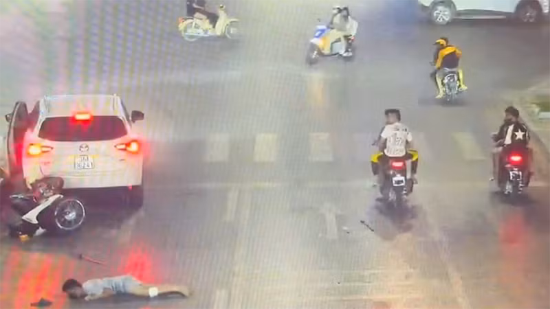 Hiện trường vụ tai nạn cùng hành vi không đội mũ bảo hiểm, tháo biển số phương tiện của các thiếu niên.